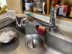 タカギ蛇口一体型浄水器を取替える工事　パナソニックキッチン　施工前確認